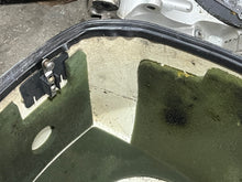 Lade das Bild in den Galerie-Viewer, 115 90 hp Johnson Ocean Pro top cowl 0435094 two stroke - missing latch

