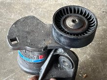 Lade das Bild in den Galerie-Viewer, 350 hp Mercury VERADO BELT TENSIONER 8M0101707 885349T05 PULLEY 8M6003035 885349500 8M0062859 four stroke some compatibility 135 - 350 hp
