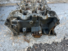 Lade das Bild in den Galerie-Viewer, DF 225 250 hp Suzuki CYLINDER HEAD strbd 11101-93J01 four stroke
