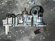 Cargar imagen en el visor de la galería, 150 - 300 hp Yamaha 68F-14182-01-00 VST FLOAT CHAMBER COVER 60V-14182-01-00 PUMP LEAD WIRE 68F-82509-00-00 2000-2011 two stroke HPDI
