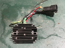 Lade das Bild in den Galerie-Viewer, f 80 100 hp Yamaha VOLTAGE REGULATOR RECTIFIER 67F-81960-12-00 four stroke 2002-2003
