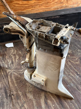 Lade das Bild in den Galerie-Viewer, 90 115 150 175 200 hp Johnson Evinrude 25” Midsection SWIVEL 0435005 EXHAUST HOUSING 0332745 ADAPTOR 0331039 MOUNT BRACKET 0336733 two stroke 4 &amp; 6 cylinder crossflow mid for old-style trim assy 1994 and earlier
