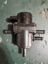 Lade das Bild in den Galerie-Viewer, DF 30 25 hp Suzuki high FUEL PUMP 15200-94L10 four stroke 2016-2019

