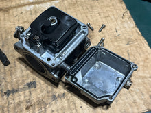 Load image into Gallery viewer, 90 75 hp Yamaha carburetor set 6H107 two stroke 1992-2003 without linkages 6H1-14302-07-00 6H1-14301-07-00 6H1-14303-07-00
