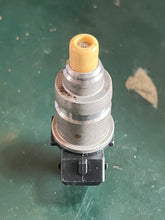 Load image into Gallery viewer, 250 225 hp Mercury FUEL INJECTOR 18715T1 18715A1 two stroke EFI cleaned TESTED
