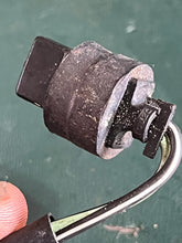 Lade das Bild in den Galerie-Viewer, DT 150 200 hp Suzuki AIR TEMPERATURE SENSOR 34830-92E00 two stroke Super 6 1987-1995 compat 225 hp 1990-2003, compat DT 115 140 hp 34830-94600 1986-2001
