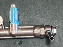 Lade das Bild in den Galerie-Viewer, DF 250 225 200 hp Suzuki 15710-93J00 FUEL INJECTOR ASSY, 15751-93J00 DELIVERY PIPE four stroke 2004-11
