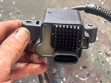 Cargar imagen en el visor de la galería, 135 115 125 200 250 90 80 75 hp Mercury DFI optimax IGNITION COIL 883778 8M0077473 8M0077471 5-pin two stroke - some EFI compatibility 40 50 60 hp
