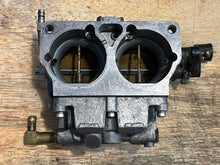 Lade das Bild in den Galerie-Viewer, 200 hp Mercury CARBURETOR SET WMH 16-1 16-2 16-3 top 3308-9672A44 3311-818650A4 818650A52, center 3308-9672A45 818650A5 818650A53, bottom 3308-9672A46 818650A6 818650A59 two stroke v6 compatible 175 150 hp
