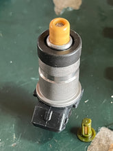 Cargar imagen en el visor de la galería, 250 225 hp Mercury FUEL INJECTOR SET OF 6 18715T1 18715A1 two stroke EFI some 300 hp
