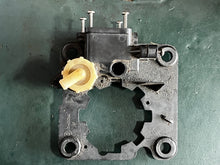 Load image into Gallery viewer, 90 115 hp Johnson Evinrude vst vro FUEL BRACKET 0340082 FUEL FILTER 0433190 NUT 0335112 two stroke v4 1995-2001
