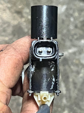 Lade das Bild in den Galerie-Viewer, DF 175 150 hp Suzuki VACUUM SWITCHING CONTROL VALVE with bracket Intake 18117-93J00 four stroke 2006-2024 some 200 hp

