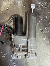 Cargar imagen en el visor de la galería, 40 hp Force Outboard POWER TRIM Assembly 2060144 Mercury 30 40 50 hp 822344T14 822344T5 10 Two Stroke - TESTED
