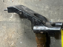 Lade das Bild in den Galerie-Viewer, DF 30 hp Suzuki STEERING ARM BRACKET 43750-94L00-YAY four stroke 2018
