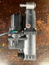 Cargar imagen en el visor de la galería, MFS 50 40 hp Tohatsu PTT tilt &amp; trim motor &amp; pump assy 3Z5771800 3Z5771900 3Z577 FOUR STROKE 2015
