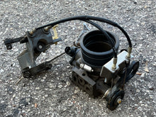 Load image into Gallery viewer, BF 130 hp Honda THROTTLE BODY with throttle cable 16400-ZW5-013 Four Stroke 1999-2004

