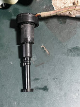 Load image into Gallery viewer, 115 130 hp Yamaha OIL TANK 6E5-21750-05-00 OIL LEVEL GAUGE 6G7-85730-03-00 two stroke 1990-2001
