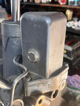 Load image into Gallery viewer, 115 130 150 175 200 hp Yamaha ptt POWER TRIM &amp; TILT UNIT two-wire 6G5-43800-05-4D two stroke 1994-1996 no broken bolts good manual release
