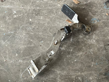 Lade das Bild in den Galerie-Viewer, 350 hp Mercury Verado  FRONT COWL LATCH ASSY 888976T01 Four Stroke 200-400 hp compatible
