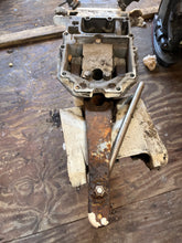 Lade das Bild in den Galerie-Viewer, 90 115 150 175 200 hp Johnson Evinrude 25” Midsection SWIVEL 0435005 EXHAUST HOUSING 0332745 ADAPTOR 0331039 MOUNT BRACKET 0336733 two stroke 4 &amp; 6 cylinder crossflow mid for old-style trim assy 1994 and earlier
