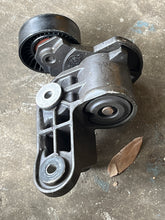 Lade das Bild in den Galerie-Viewer, 350 hp Mercury VERADO BELT TENSIONER 8M0101707 885349T05 PULLEY 8M6003035 885349500 8M0062859 four stroke some compatibility 135 - 350 hp
