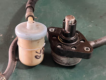 Cargar imagen en el visor de la galería, DF 60 70 hp Suzuki 15100-99E00 FUEL PUMP 15410-87J10 FUEL FILTER four stroke
