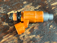 Load image into Gallery viewer, DF 115 140 hp Suzuki FUEL INJECTOR genuine 15710-65D00 Four Stroke 2002-2012 some compatibility 90 100 hp
