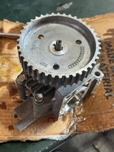 Lade das Bild in den Galerie-Viewer, 250 hp Yamaha CAMSHAFT ASSY 1 with gear 60V-12170-00-00 two stroke HPDI 3.3 Liter 2003-2009 some compatibility 200 225 300 hp
