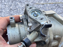 Cargar imagen en el visor de la galería, f 225 200 hp Yamaha port THROTTLE BODY 2 69J-1375A-02-00 69J-13752-00-00 2002-2008 Four Stroke OEM
