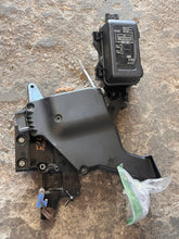 Cargar imagen en el visor de la galería, f 115 hp Yamaha RELAY HOLDER 6EK-81952-00-00 COVER 6EK-81942-00-00 ELECTRICAL CASE 60V-85544-00-00 four stroke 2914-2018
