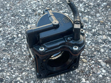Lade das Bild in den Galerie-Viewer, 140 120 125 hp Evinrude Johnson v4 CARBURETOR 0432902 FLOAT CHAMBER 0398701 BODY 0432513 two stroke looper 1988-1990
