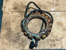 Charger l'image dans la galerie, vendu ebay juin2025——250 225 200 hp Yamaha ALTERNATEUR STATOR 65L-85510-10-00 ox66 &amp; 76d deux temps 2002
