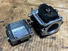 Lade das Bild in den Galerie-Viewer, 90 75 hp Yamaha carburetor set with linkages 6H1-14301-07-00 6H1-14302-07-00 6H1-14303-07-00 Two Stroke 1992-2003

