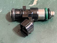 Load image into Gallery viewer, f 225 250 300 350 hp Yamaha FUEL INJECTOR 6AW-13761-01-00 EAT311 four stroke 2022-2024 cleaned-tested
