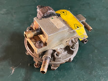Lade das Bild in den Galerie-Viewer, 250 225 200 hp Evinrude Ficht 5001505 OIL LIFT PUMP ASSY 05001505 two stroke OEM
