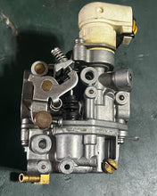 Cargar imagen en el visor de la galería, f 25 hp Yamaha CARBURETOR with Primer 65W-14901-50-00 four stroke 2004-up supersedes 65W-14901-55-00
