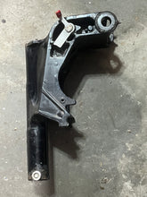 Lade das Bild in den Galerie-Viewer, DF 30 hp Suzuki 15” SWIVEL BRACKET 43111-94LA0-YAY four stroke 2018
