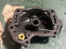 Lade das Bild in den Galerie-Viewer, 200 225 300 hp Johnson Evinrude CARBURETOR BOWL FLOAT CHAMBER 0398701 333525 with seat Two Stroke 1994 some compatibility 120 140 185 hp
