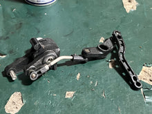 Load image into Gallery viewer, DF 30 25 hp Suzuki THROTTLE CONTROL LEVER 19120-99J11 INTERLINK 19122-99J00 SPRING 19185-99J00 LEVER #2 19140-94L20 ROD 13510-94L00 CONNECTOR 19131-95502 19140-94L01 19137-94L00 four stroke 2015-2024
