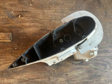 Lade das Bild in den Galerie-Viewer, 150 hp Evinrude 25” MIDSECTION SWIVEL 0434724 0435006 STEERING ARM 0436983 HOUSING 0340731 0338664 stern BRACKETS 0335489 0335416 two stroke E150EXERV 1994
