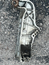 Load image into Gallery viewer, BF 50 40 hp Honda STERN BRACKETS starboard right 50301-ZV5-020ZA port left 50311-ZV5-010ZA four stroke pre-1997-2003
