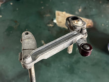 Load image into Gallery viewer, 150 175 hp Evinrude THROTTLE SHAFT ARM ASSY two stroke OIS 1991-2006 0335548 THROTTLE ARM SHAFT 335595 THROTTLE LINK, 0335543 LEVER, 0343978 ROLLER HUB, 5004426 0437996 THROTTLE ARM, 0335544 ROLLER ARM SHAFT

