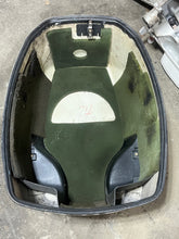 Lade das Bild in den Galerie-Viewer, 115 90 hp Johnson Ocean Pro top cowl 0435094 two stroke - missing latch
