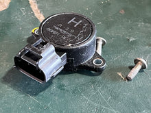 Cargar imagen en el visor de la galería, f 90 75 hp Yamaha intake THROTTLE SENSOR 6C5-85885-00-00 four stroke 2005-2017 some compatibility 50 60 70 115 hp
