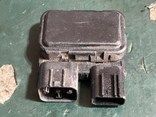 Lade das Bild in den Galerie-Viewer, DF 30 25 hp Suzuki PTT RELAY ASSY 38410-93J20 four stroke 2018
