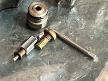 Lade das Bild in den Galerie-Viewer, DF 90 100 115 140 hp Suzuki VST Fuel vapor Separator NEEDLE VALVE &amp; SEAT 13370-99E00 and FLOAT 15650-99E00 four stroke 2002-2012
