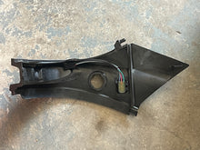 Lade das Bild in den Galerie-Viewer, 350 hp Mercury Verado port FRONT COWL AIR INTAKE 885357T04 8M0086842 with trim switch 87-896620001 87-8M0042300 four stroke 200-350 hp
