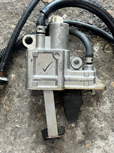 Lade das Bild in den Galerie-Viewer, DF 60 70 HP Suzuki VST top FUEL VAPOR SEPARATOR 15600-99E00 four stroke 1998-2009
