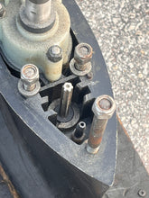Cargar imagen en el visor de la galería, 115 hp Mercury Tower Of Power LOWER UNIT 20” long 1655-7333T42 1655-7333A42 Two Stroke 6 Cylinder
