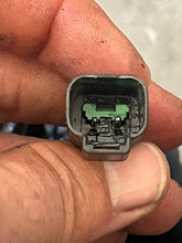 Lade das Bild in den Galerie-Viewer, parted out due to broken screw——175 150 135 115 hp Ficht Evinrude vst VAPOR SEPARATOR FUEL PUMP 5004428 two stroke 2001-2005 compatible with some other horsepowers
